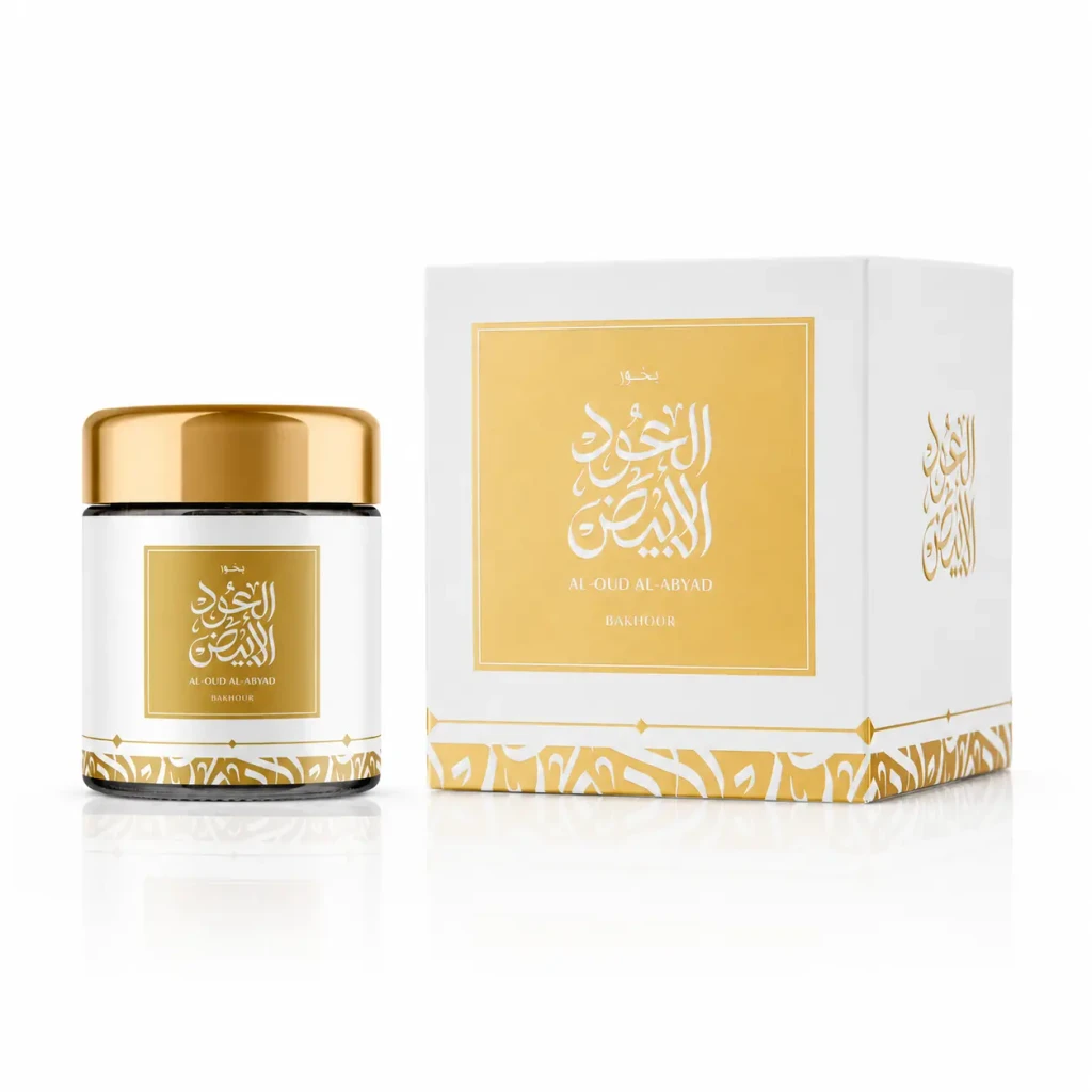 عبوة Sedr Al Khaleej Al-Oud Al-Abyad Bakhour باللونين الأبيض والذهبي مع علبتها.