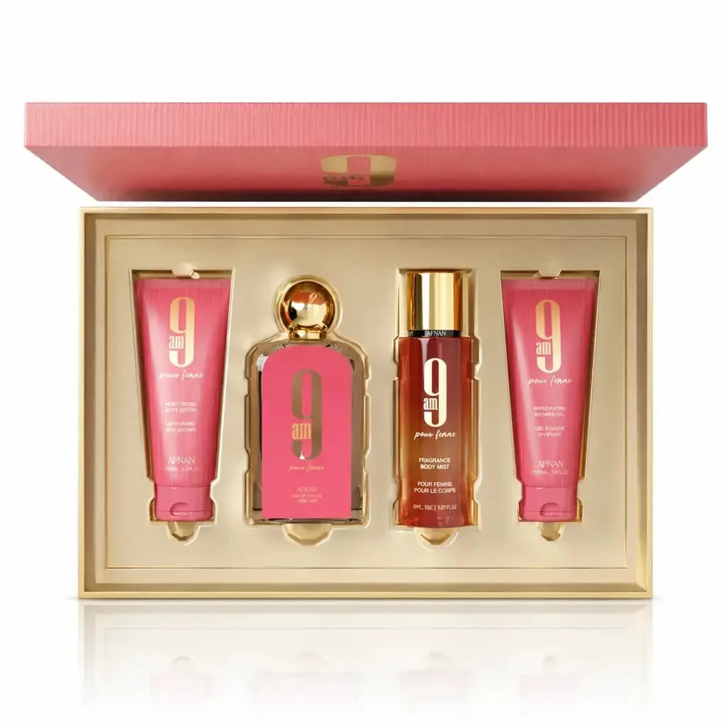 علبة Afnan 9AM Pour Femme مفتوحة، وفيها العطر وبخاخ الجسم وأنبوبان لمنتجات الجسم.